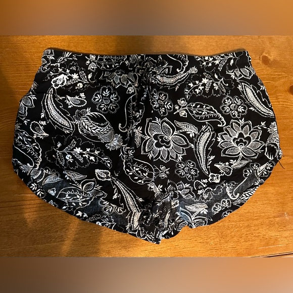 Kendall & Kylie shorts - Picture 3 of 3